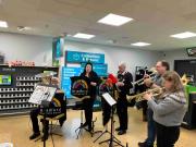 20231216 BCB Xmas Busking Asda Shipley-02c